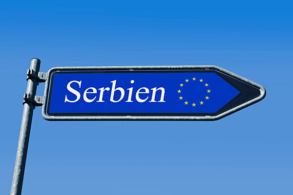 Wegweiser mit EU und Serbien