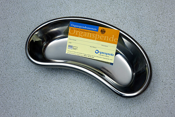 Nierenschale mit Organspendeausweis