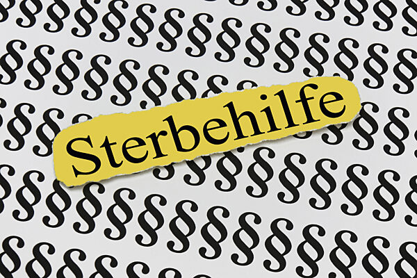 Paragrafen und Schriftzug Sterbehilfe