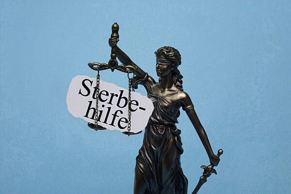 Justitia und Schriftzug Sterbehilfe