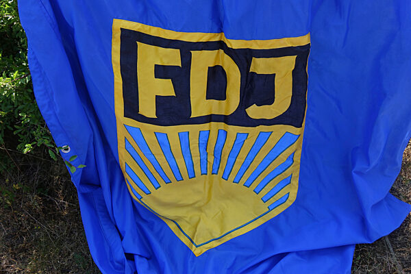 FDJ Fahne auf Troedelmarkt