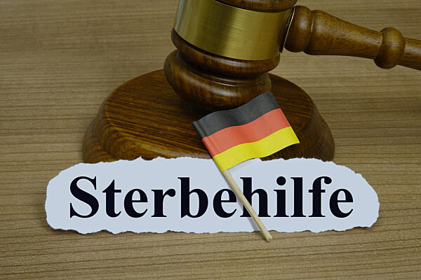 Gerichtshammer und Sterbehilfe mit Deutschlandfahne