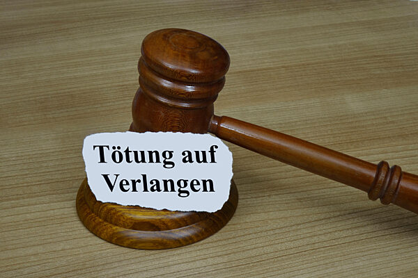 Gerichtshammer und Toetung auf Verlangen