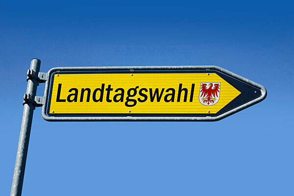 Wegweiser mit Landtagswahl und Brandenburger Landeswappen