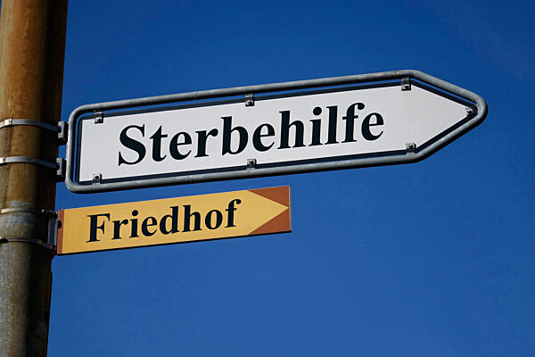 Wegweiser mit Sterbehilfe und Friedhof