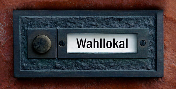 Klingelschild mit Wahllokal
