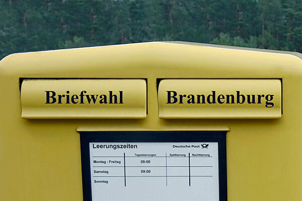 Postkasten mit Schriftzug Briefwahl Brandenburg
