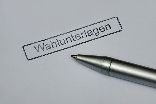 Schriftzug Wahkunterlagen und Kugelschreiber