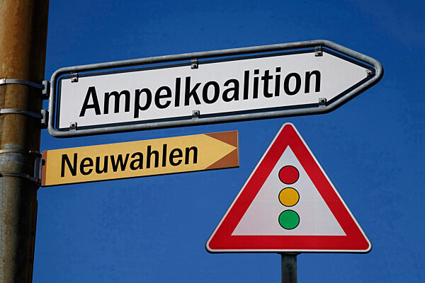 Wegweiser mit Ampelkoalition und Neuwahlen sowie Ampelschild