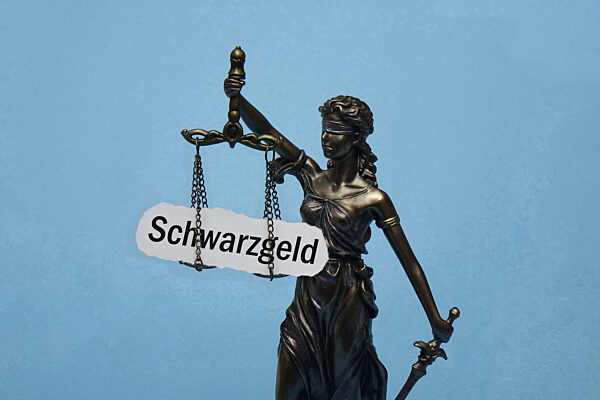 Justitia und Schriftzug Schwarzgeld