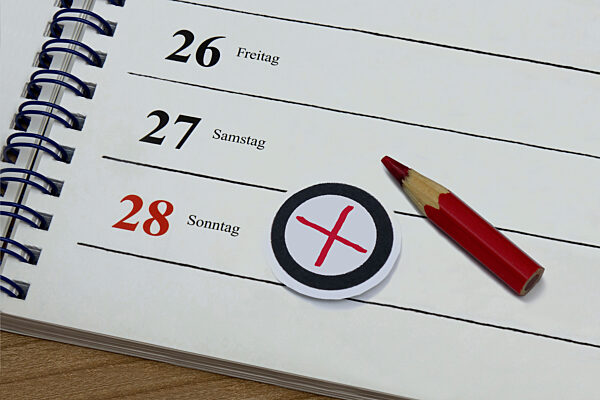 Kalender mit Wahlkreuz und Rotstift