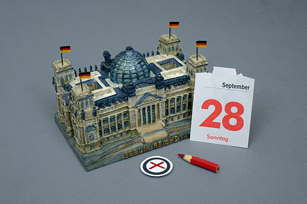 Reichstag mit Kalenderblatt, Wahlkreuz und Rotstift