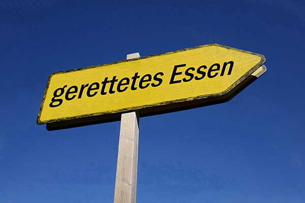 Wegweiser mit Schriftzug gerettetes Essen