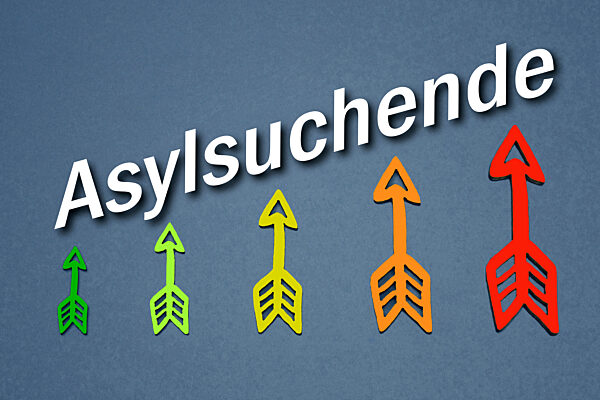 aufsteigende bunte Pfeile mit Asylsuchende