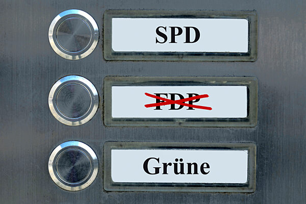 Klingel mit Schriftzuege SPD, FDP und Gruene