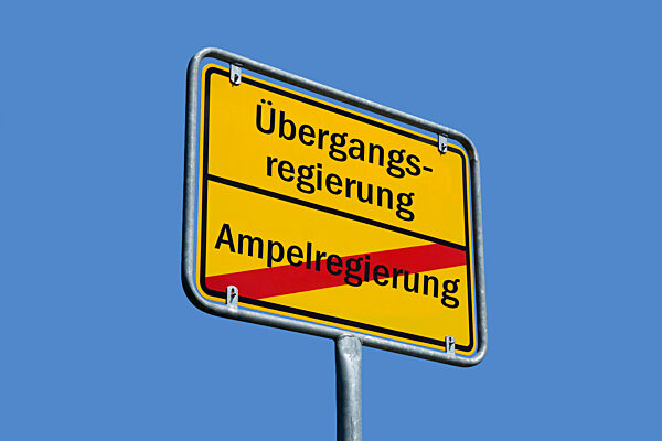 Ortsschild mit Uebergangsregierung und Ampelregierung