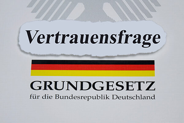 Grundgesetz mit Schriftzug Vertrauensfrage