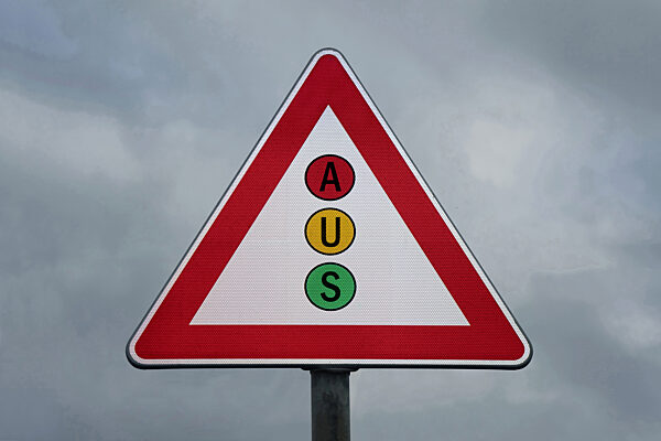 Verkehrsschild mit Ampel und Schriftzug aus