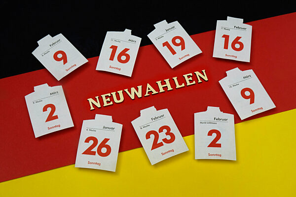 Deutschlandfahne mit Schriftzug Neuwahlen und Kalenderblaetter mit moeglichen Neuwahlterminen