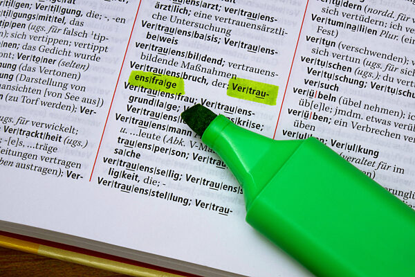 Duden mit Vertrauensfrage
