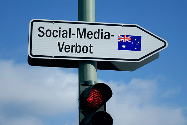 Wegweiser mit Social Media Verbot und Flagge Australiens sowie rote Ampel