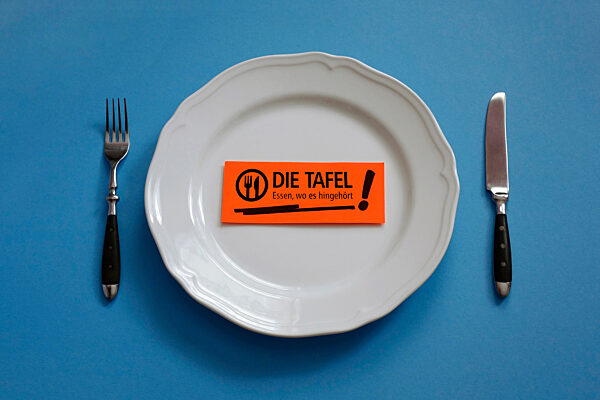 Teller mit Besteck und Schriftzug Die Tafel