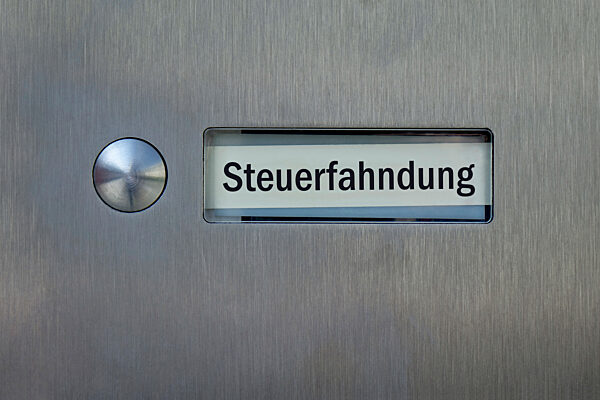 Klingelschild mit dem Schriftzug Steuerfahndung