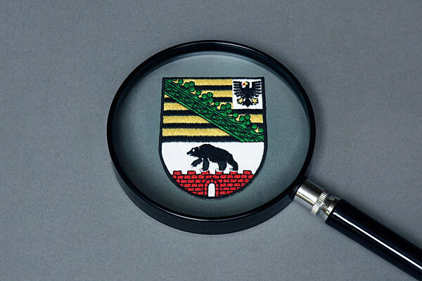 Lupe mit Laenderwappen von Sachsen Anhalt