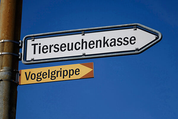 Wegweiser mit Tierseuchenkasse und Vogelgrippe