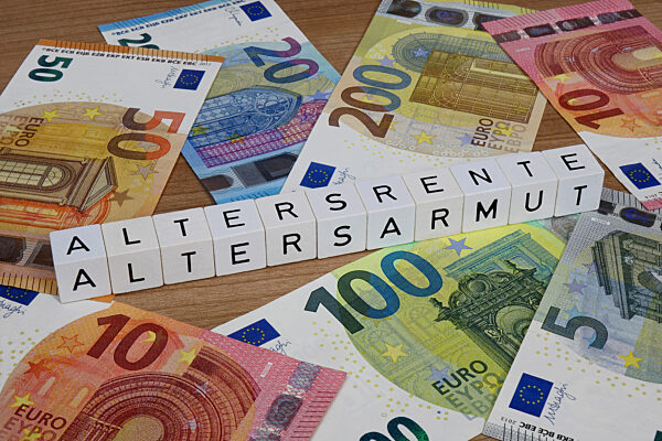 Geldscheine und Altersrente mit Altersarmut