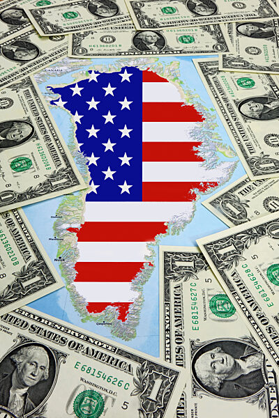 amerikanische Flagge auf Groenland umgeben von Dollarscheinen