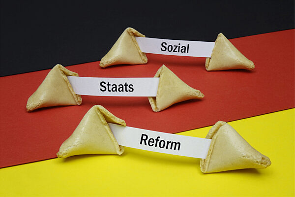Deutschlandfahne und Glueckskekse mit Sozialstaatsreform