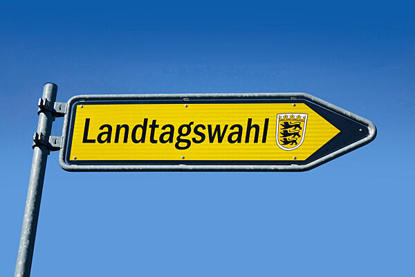 Wegweiser mit Landtagswahl und Wappen von Baden Wuerttemberg