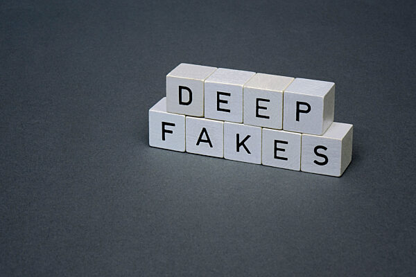 Buchstabenwuerfel mit Schriftzug Deep Fakes