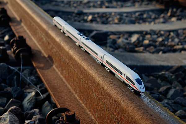 ILLUSTRATION - 25 Jahre ICE