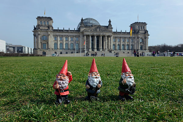 ILLUSTRATION - Zwerge vor dem Reichstag