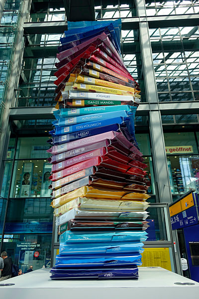 Berlin - Schokoladen-Werbung im Hauptbahnhof