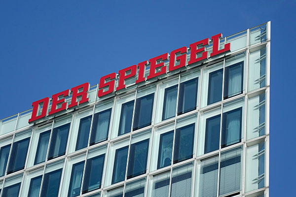 Schriftzug Der Spiegel an dem Verlagsgebäude