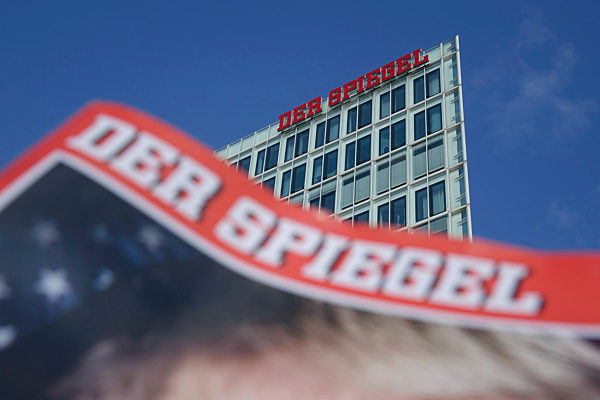 Schriftzug Der Spiegel am Verlagsgebäude und auf der Zeitschrift
