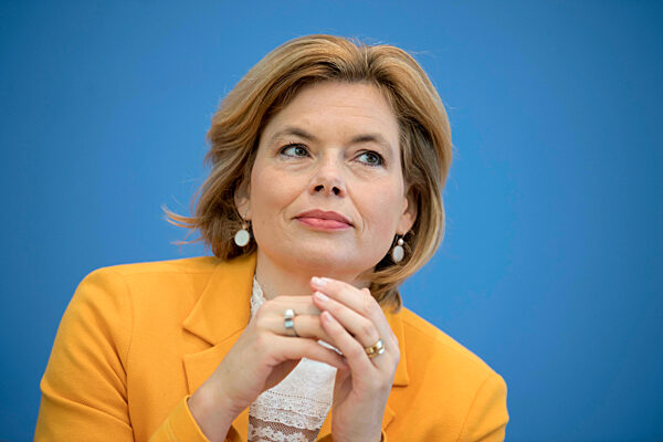 Julia Kloeckner - Obligation report corona infections in pets