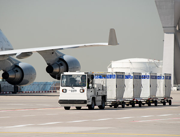 Flugzeugabfertigung bei Fraport im Sommer