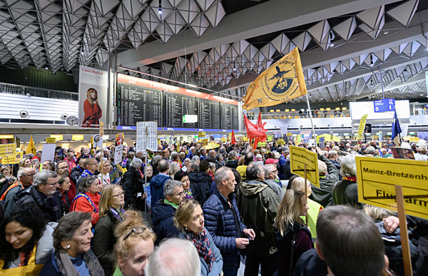 300. Montagsdemo am Flughafen Frankfurt
