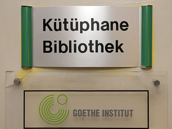 Hinweisschild auf die Bibliothek des Goethe-Institutes in Istanbul...