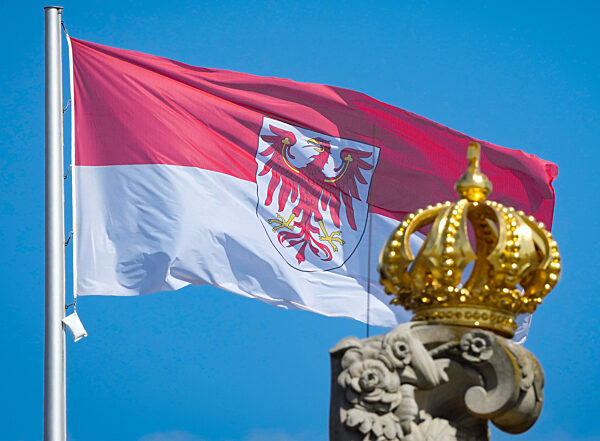 Brandenburg-Flagge auf dem Landtag
