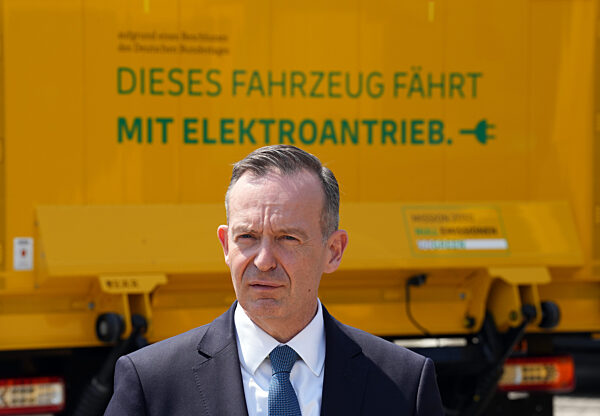 Post DHL stellt neue Elektro-Lastwagen vor