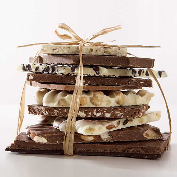 Schokolade; verschieden; aufeinander; 
Schleife;

Schokoladentafeln; Schokoldenstücke; Süßes; Süß; Süßigkeiten; naschen; Food; kalorienreich; gestapelt; Band;