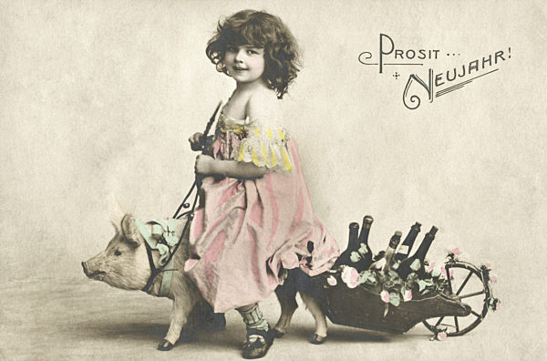 Nostalgie; Neujahrswünsche; 
Mädchen; Glücksschwein; 

Postkartenmotiv; nostalgisch; Wünsche; Prosit Neujahr; Jahreswechsel; Neujahr; Glücksbringer; Kind; Kleid; Ferkel; Wagen; Sekt; Flaschen; coloriert;