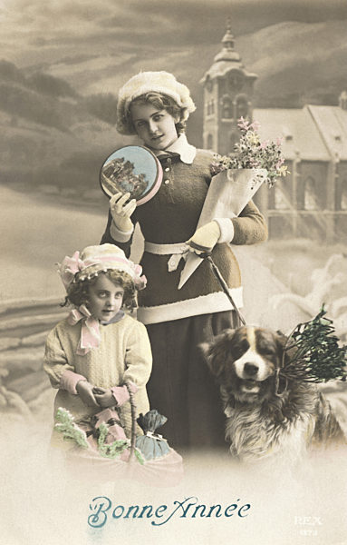 Nostalgie; Neujahrswünsche; Frau; 
Kind; Hund; Präsente; s/w coloriert; 

Postkartenmotiv; nostalgisch; Neujahr; Jahreswechsel; Glückwunschkarte; Glückwünsche; Blumen; Geschenke; Korb; Misteln; Glück; Wünsche;