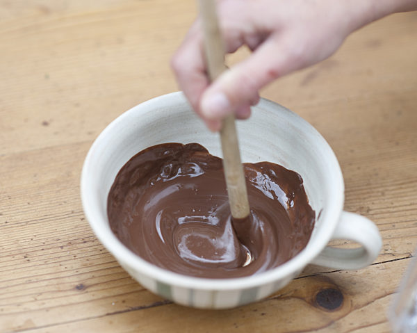 Frau rührt geschmolzene Schokolade; Nahaufnahme;