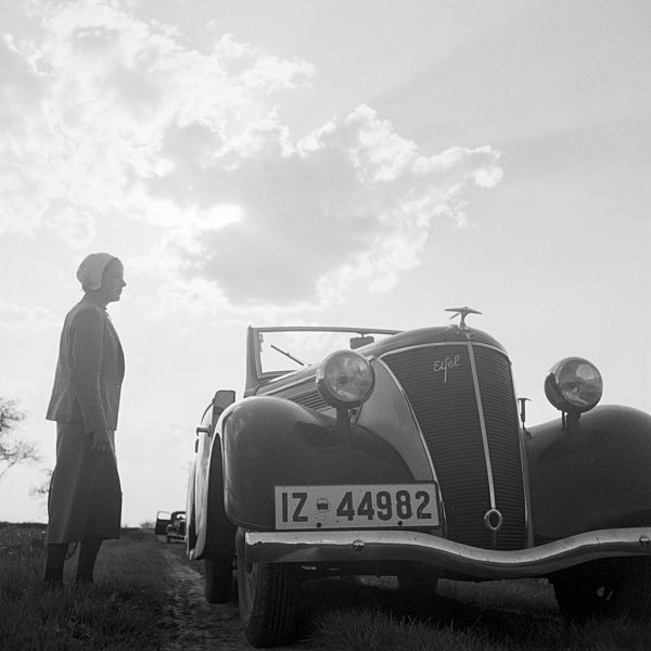 Mit dem Ford Eifel unterwegs in der Pfalz; Deutschland 1930er Jahre. Women with their Ford model Eifel in Palatinate region; Germany 1930s.